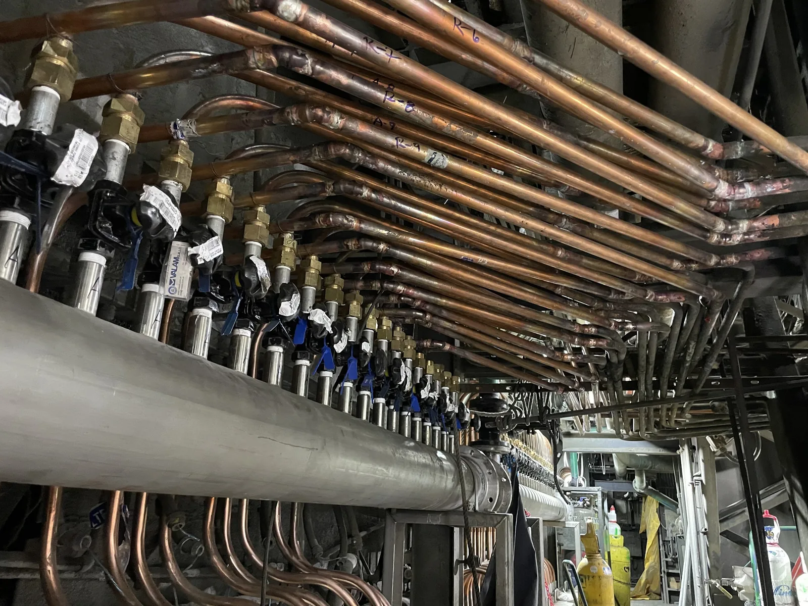 Válvulas y líneas del sistema de enfriamiento del Horno Flash